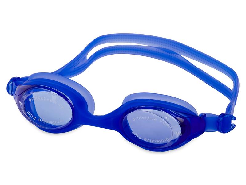 Hombre De Las Gafas De Sol Natación En Una Piscina Al Aire Libre